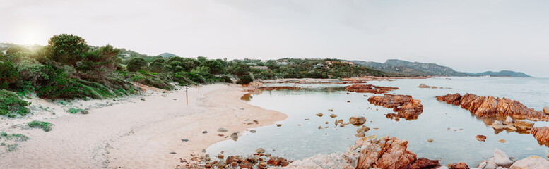 Grüne sommerliche Panorama Bucht Küste am Meer mit Steinen und Felsen im Wasser