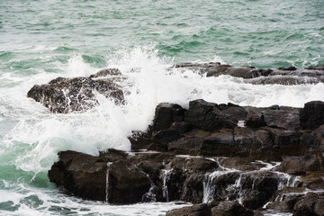 岩場に打ち寄せる波