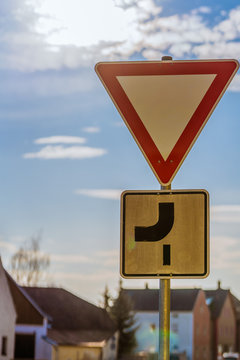124 Best Vorfahrt Achten Images Stock Photos Vectors Adobe Stock