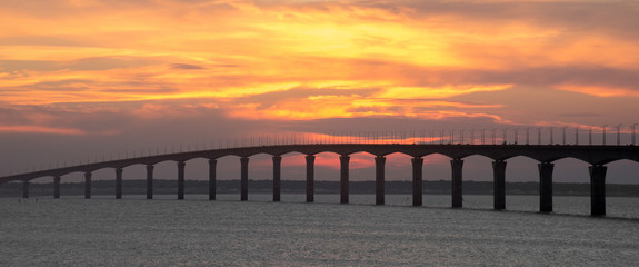 Obraz premium Coucher de soleil pont de l'ile de Ré Charente Maritime France