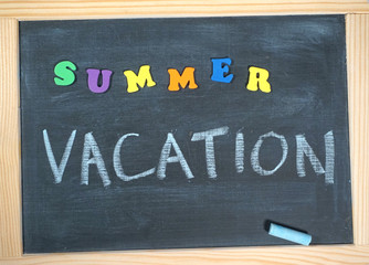 Fototapeta na wymiar Summer vacation message on chalkboard