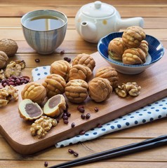 한국의 음식 호두과자와 녹차 