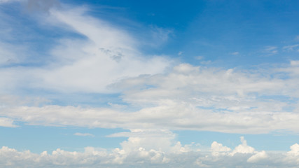 Naklejka premium dramatic cloud moving above blue sky, cloudy day weather background