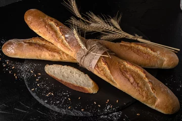 Fotobehang Vers gebakken heerlijk stokbrood Zelfgebakken. Nuttig, lekker, voedzaam. © Екатерина