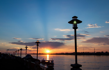 Obraz premium Sunset with silhouette beside river 