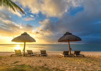 Traumhafter Sonnenuntergang am Strand von Mauritius