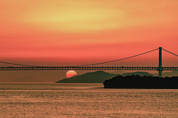 香川県・坂出市瀬戸大橋の夕陽