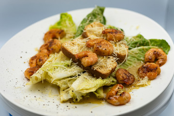 ensalada cesar con camarones 