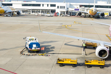 Staff refueling of aircraft
