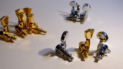 Guitar tuning pegs