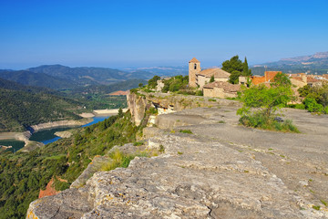 Fototapeta premium Ansicht der romanischen Kirche von Santa Maria de Siurana in Katalonien, Spanien - View of the Romanesque church of Santa Maria de Siurana in Catalonia
