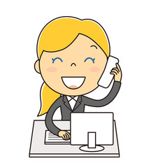 デスクトップパソコンの前で電話対応をしている笑顔の女性社員