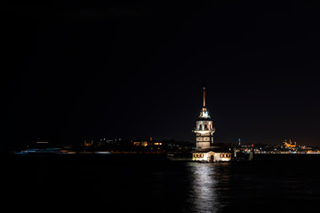 Fototapeta premium Maiden's Tower and istanbul night (KIZ KULESI – SALACAK-USKUDAR)