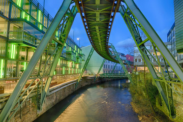 Wupper und Hochbahntrasse in Wuppertal