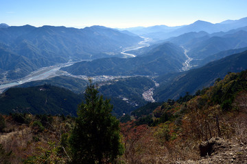 身延山と富士川沿いの風景