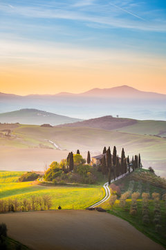 A lonely farmhouse between tuscan rolling hills. Val d'Orcia, Siena province, Tuscany, Italy