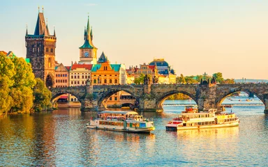 Foto op Canvas Charles Bridge en architectuur van de oude stad in Praag, Tsjechië. rivier de Moldau. Oriëntatiepunten van Praag. Oude stad in Praag. © Vladimir Sazonov