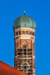 Turmspitze der Frauenkirche in München mit Baugerüst Restaurierung Baustelle