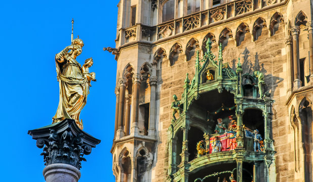 Mariens&auml;ule am Marienplatz mit Glockenspiel im Rathaus, Reise M&uuml;nchen Bayern