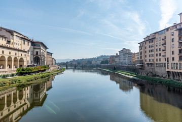 Fototapeta na wymiar Vista do rio na ponte de Florença, Itália