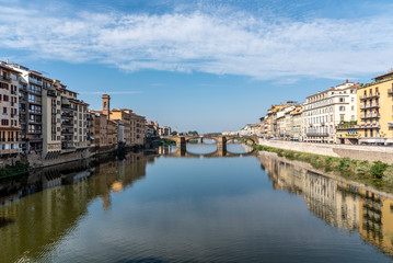 Fototapeta na wymiar Ponte sobre o rio na Cidade de Florença, Itália