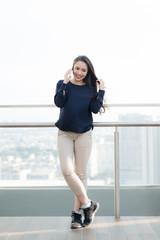 Obraz premium Summer in the city. Pretty young woman with smartphone outdoors.
