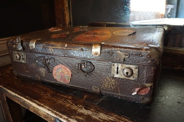 Beautiful ancient leather treasure box with lock treasure suitcase vintage cowboy decoration