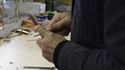 montage d'une lame de couteau sur son manche