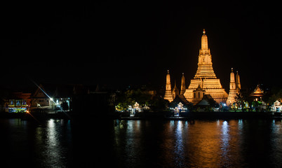 Naklejka premium Wat Arun Historical Park and the Chao Phraya River at night