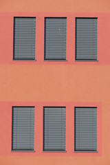 Fototapeta premium Fenster mit heruntergezogenen Rolläden
