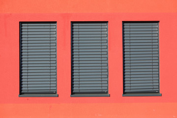 Fototapeta premium Fenster mit heruntergezogenen Rolläden