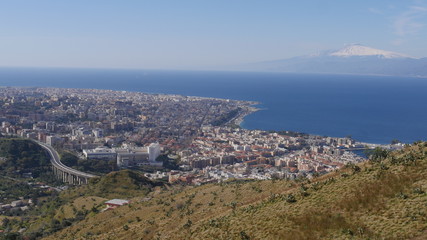 Reggio Calabria e l'Etna innevato