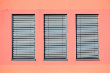 Fototapeta na wymiar Fenster mit heruntergezogenen Rolläden