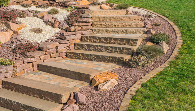 Vorgarten Steingarten mit Au&szlig;entreppe aus Sandstein und Betonpflaster - Front garden rockery with outside staircase made of sandstone and concrete pavement