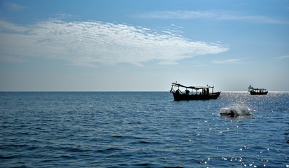 Ein Schwimmer und Boote im Tropischen Meer