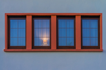 Blaue Stunde moderne PVC Fenster und kleine Stehlampe von außen - Blue hour modern PVC windows and small floor lamp from outside