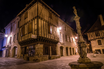 Saint Cere at night, houses on Mercadial square