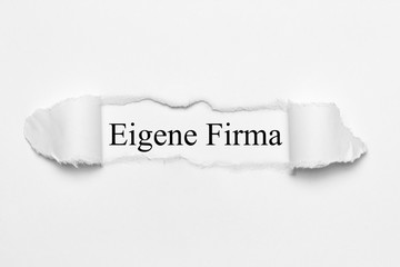 Eigene Firma auf weißen gerissenen Papier