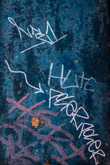graffiti urbano png. Grafiti sobre fondo azul. 