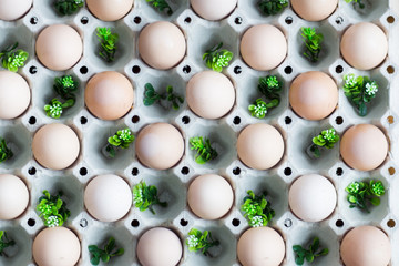 Wielkanocne jajka, pisanki, wytłaczanka z jajkami