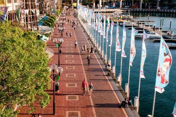 Fototapeta na wymiar Darling Harbour promenade, Sydney, Australia