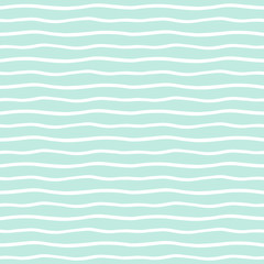 Nahtloser Hintergrund der gewellten Streifen. Dünne handgezeichnete ungleichmäßige Wellen Vektormuster. Gestreifte abstrakte Vorlage. Süße wellige Streifen Textur. Weiße Balken auf mintgrünem Hintergrund.
