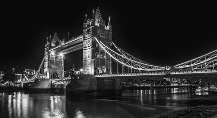 Fototapeta na wymiar tower bridge in london at night, black and white