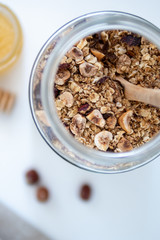 Muesli aux noisettes dans un bocal