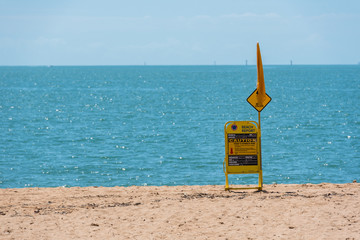 Warnschild zur Sicherheit am Strandabschnitt der Lifeguard
