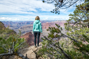 Women standing on the edge of a canyon and looking down to the canyon