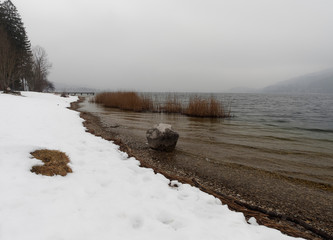 Au bord du lac de Tegern see enneigé dans les Alpes bavaroises en Allemagne