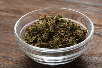 The dried leaves of the gimnema (herbal tea)