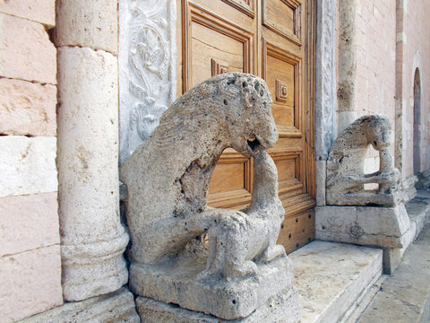 Portale con stilofore e gargolla