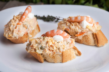 Pintxos de gamba con ensaladilla y huevo rallado